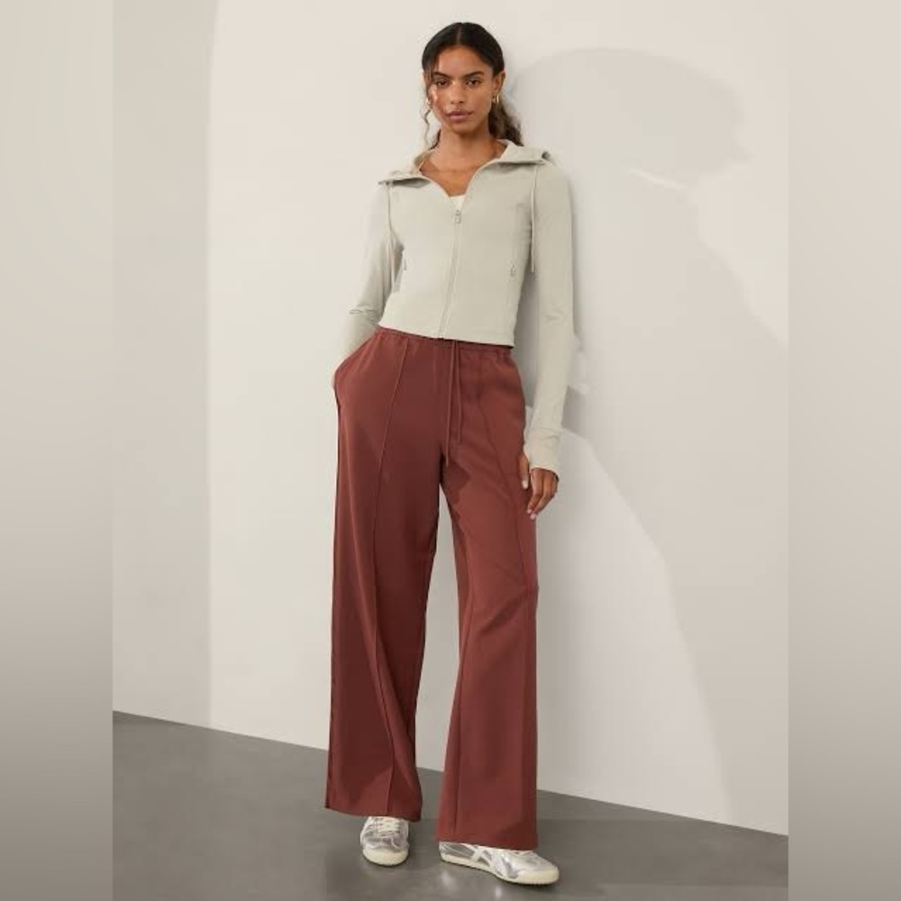 NWT Athleta Endeavor Relaxed Pant in Cherrywood—Size Medium